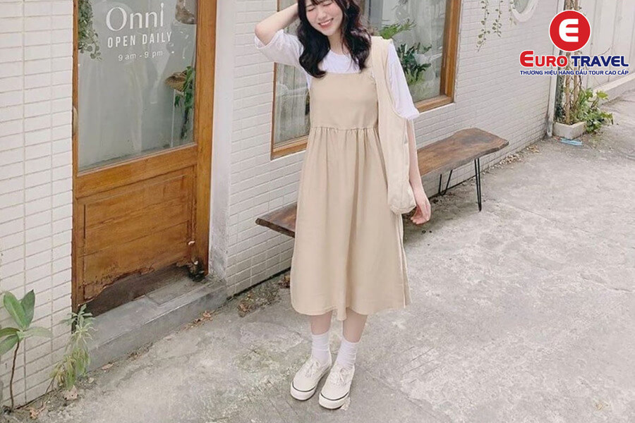 Trang phục đi du lịch, áo thun và váy yếm trẻ trung