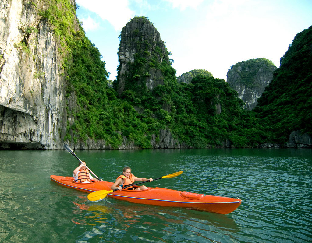 Chèo kayak ở Hạ Long