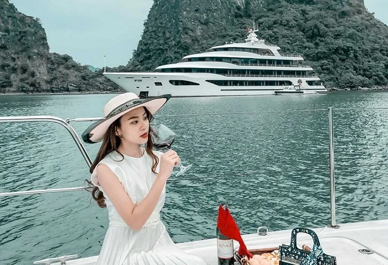 Phối đồ đầm suông khi đi Hạ Long