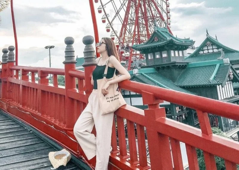 Phối đồ bomber jacket và hoodie