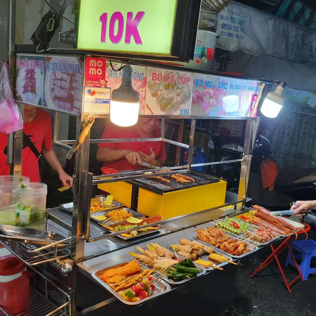 Không gian đông đúc tại Hồ Thị Kỷ