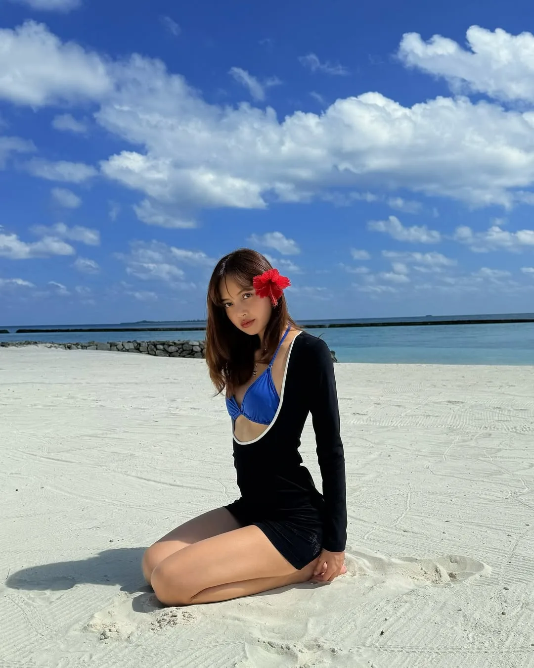 Phối bikini với sơ mi hoặc lớp ngoài nhẹ giúp đồ bơi dễ mặc hơn