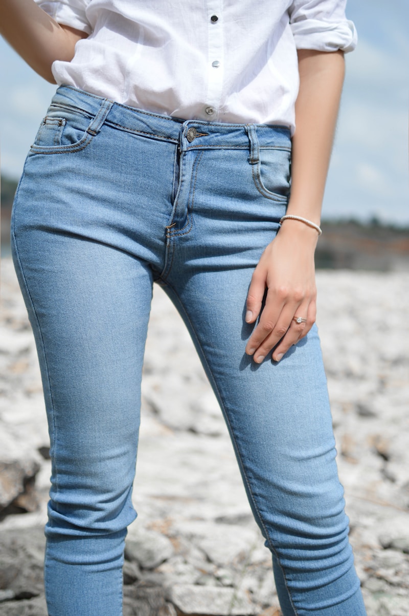 Người mặc quần kaki phối áo thun dạo phố
