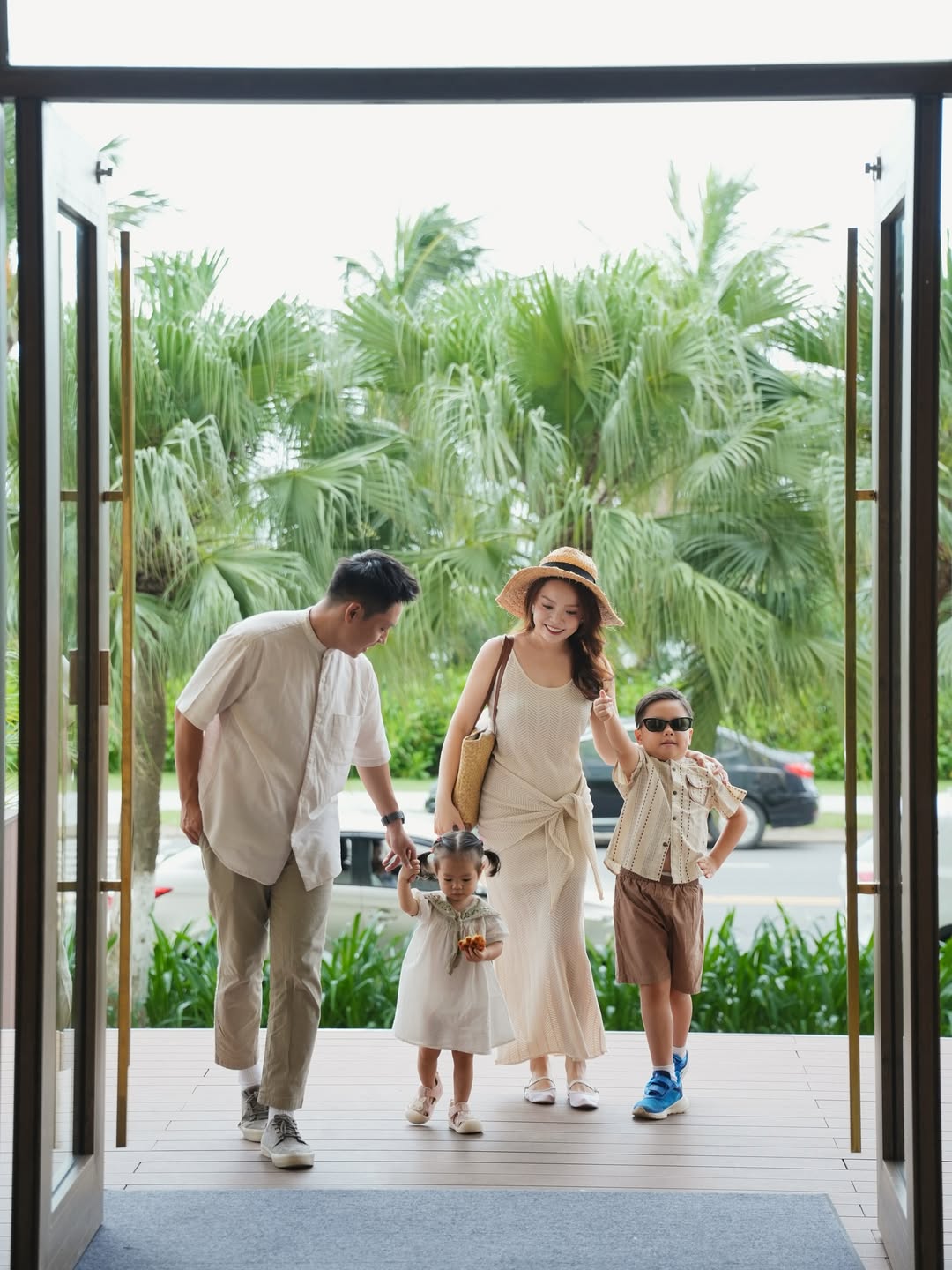 Sự đồng điệu từ set đồ linen màu be cát mang lại vẻ ngoài nhàn nhã, thượng lưu cho buổi tiệc trà chiều