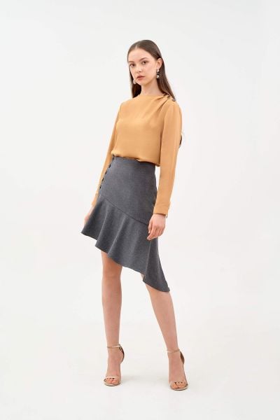 Áo blouse tay dài kết hợp cùng chân váy đuôi cá cực thanh lịch phù hợp cho môi trường công sở.