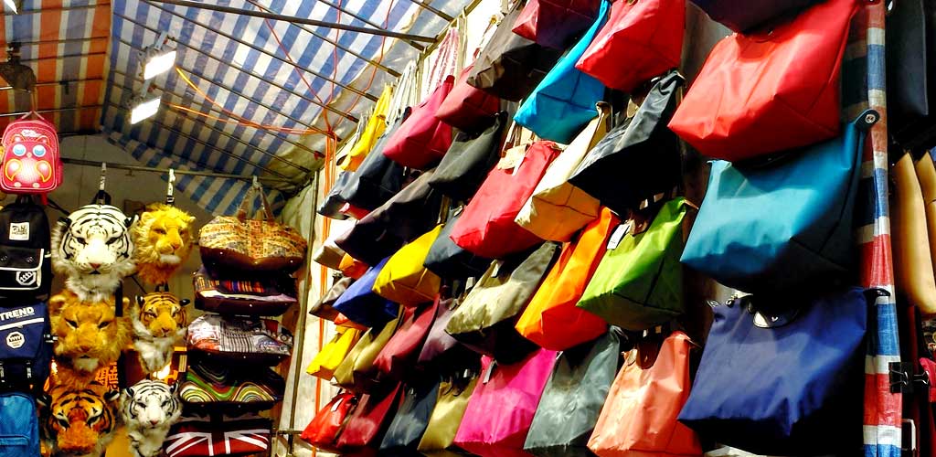 Du khách mua sắm tại Ladies Market