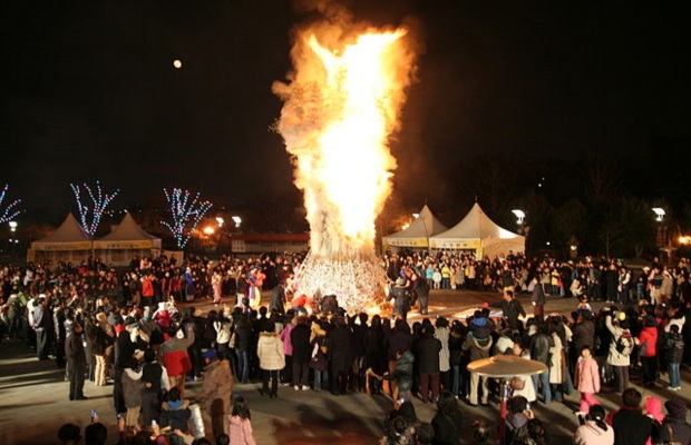 Khoảnh khắc đồi Saebyeol bừng sáng giữa đêm hội lửa Jeju