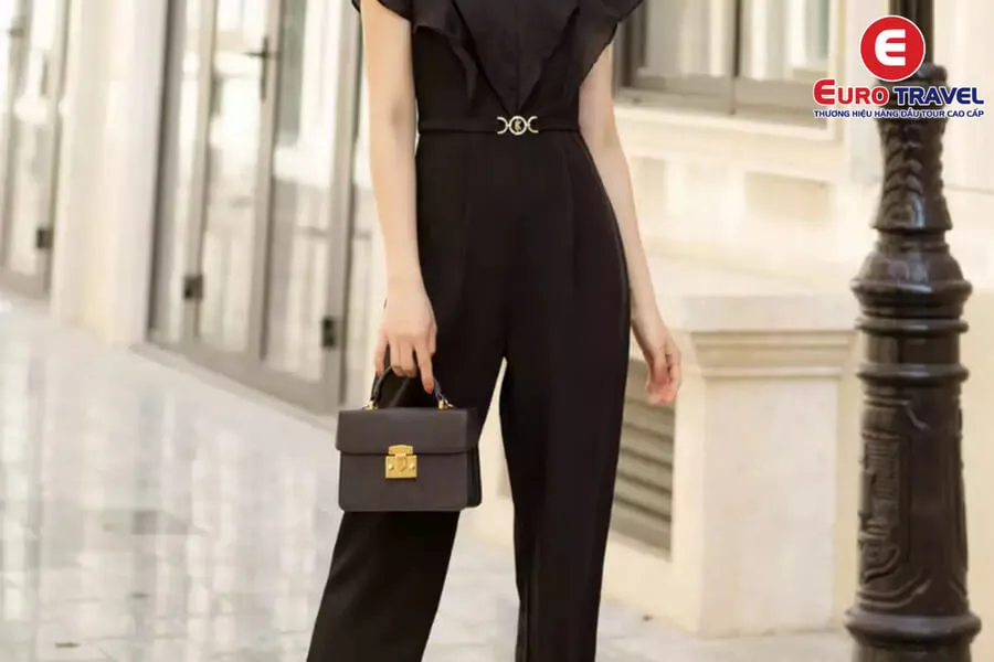 Jumpsuit, trang phục gây bất tiện và khó khăn khi đi du lịch đường dài