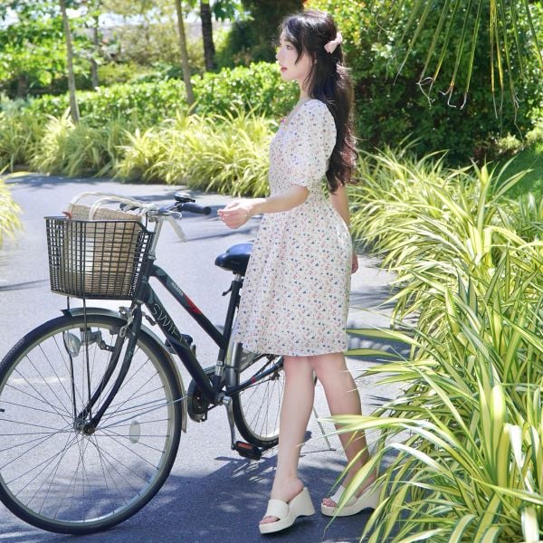 Sandal đế xuồng luôn là sự lựa chọn hàng đầu cho các nàng khi đi biển