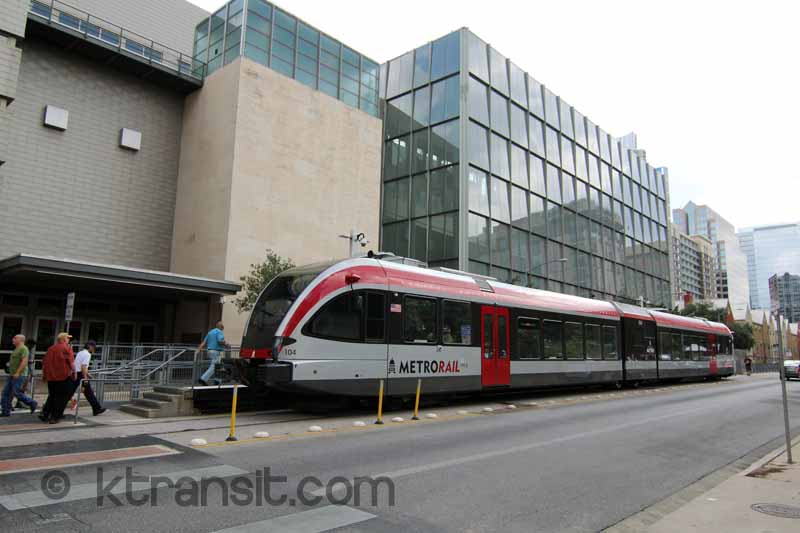 Bus và taxi từ sân bay AUS