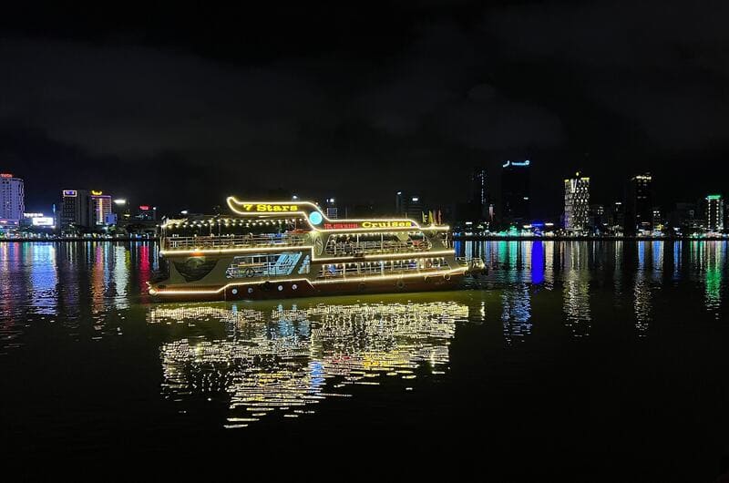 Du thuyền trên sông Hàn Đà Nẵng