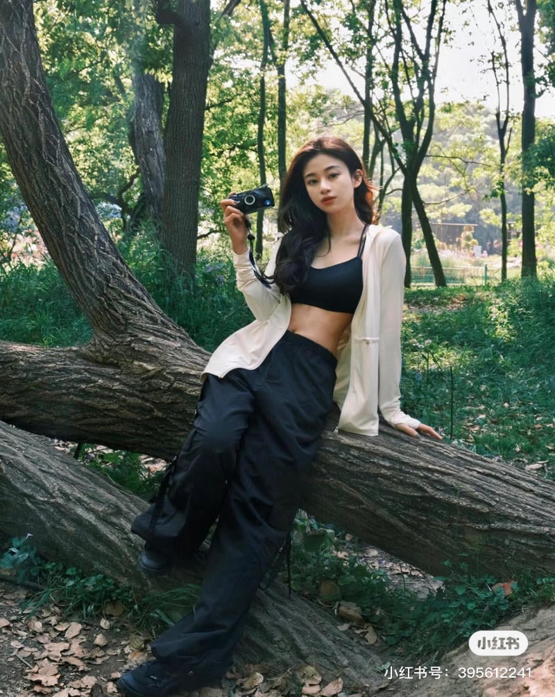 croptop hai dây với sơ mi và quần dài đi rừng