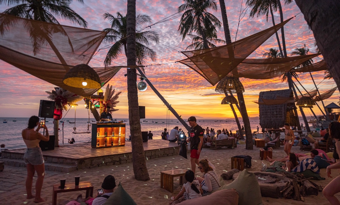 Khu ghế lười trên bãi cát sát biển tại Pineapple