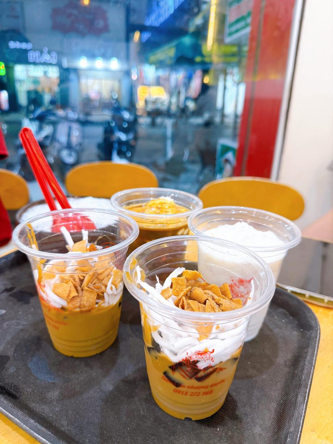 Cà phê cốt dừa với thạch sương sáo và trân châu