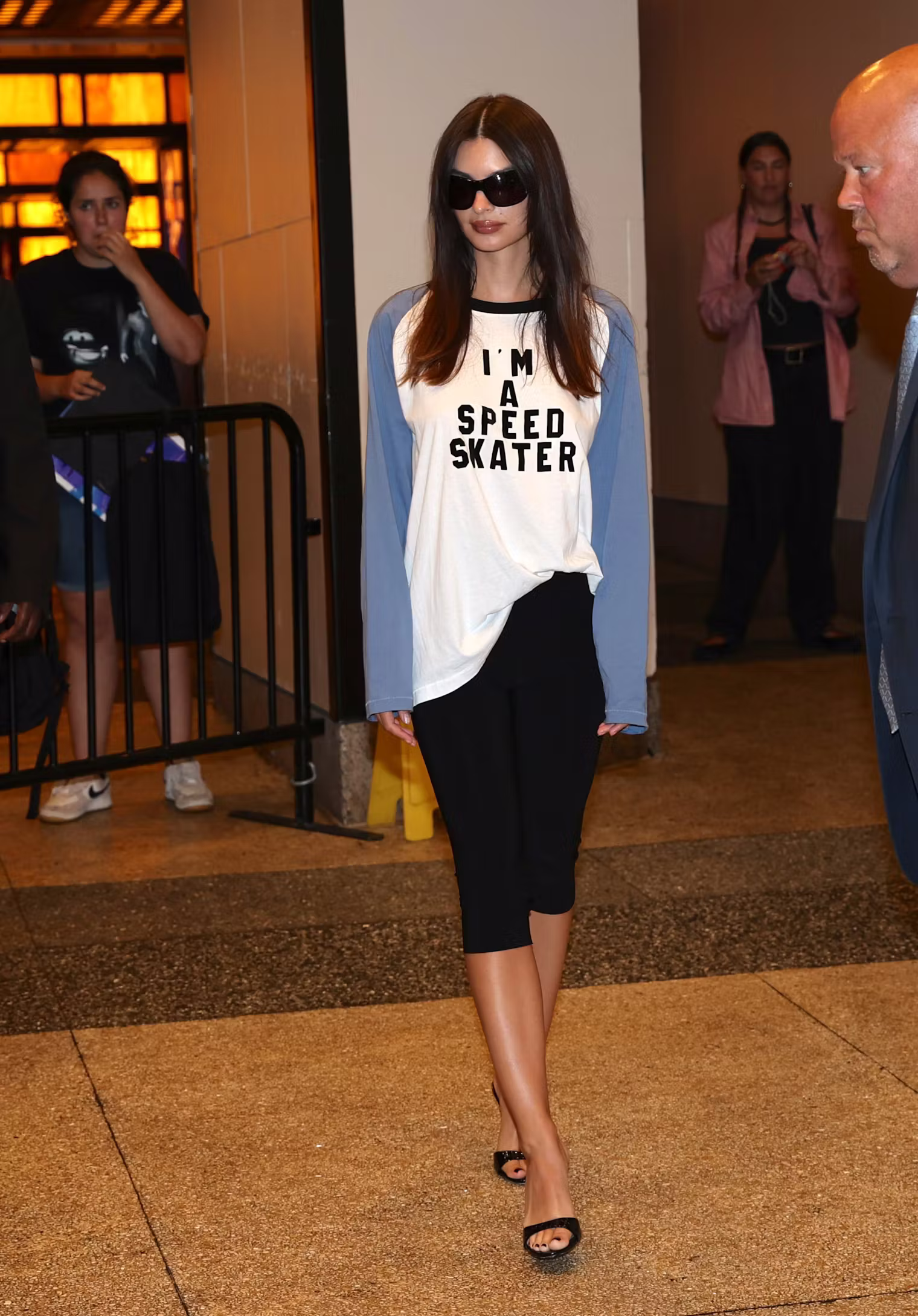 Học hỏi Emily Ratajkowski kết hợp quần capri và áo thun thay dài để ứng dụng vào cuộc sống thường ngày.