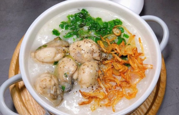 Bát cháo hàu nóng hổi với nguyên liệu tươi ngon