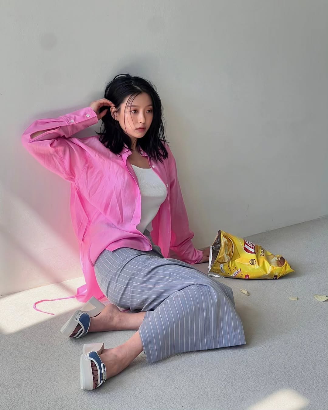 Áo sơ mi hồng phối chân váy cho outfit đi chơi mùa hè