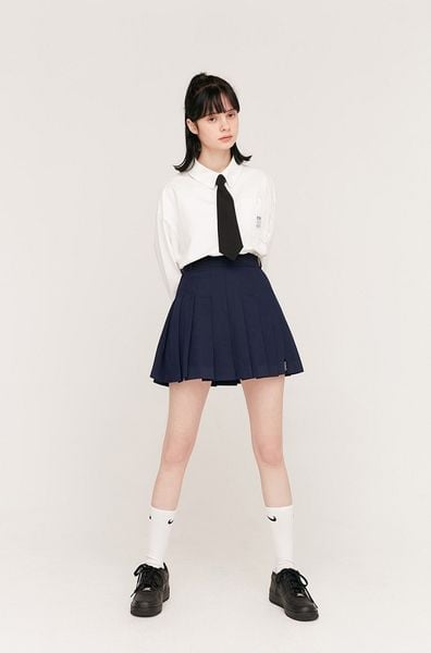 Chân váy ngắn phối sneaker