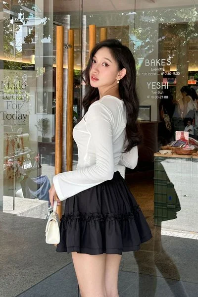 Váy mini form A đính nơ phối bèo cùng áo thun dài tay