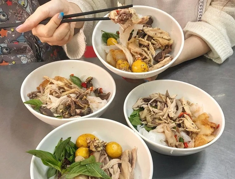 Bánh ướt lòng gà nóng hổi