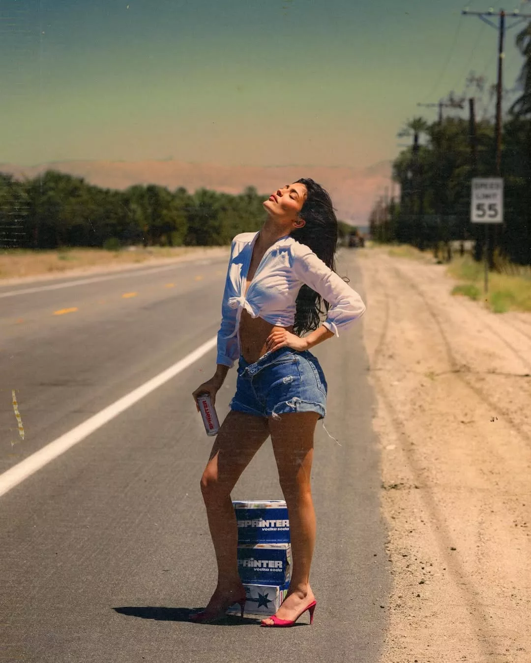 Kylie Jenner cuốn hút với quần short denim dạo bước trên bãi biển