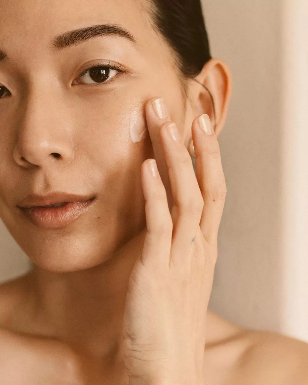 Stephanie Liu Hjelmeseth bôi kem dưỡng da lên mặt