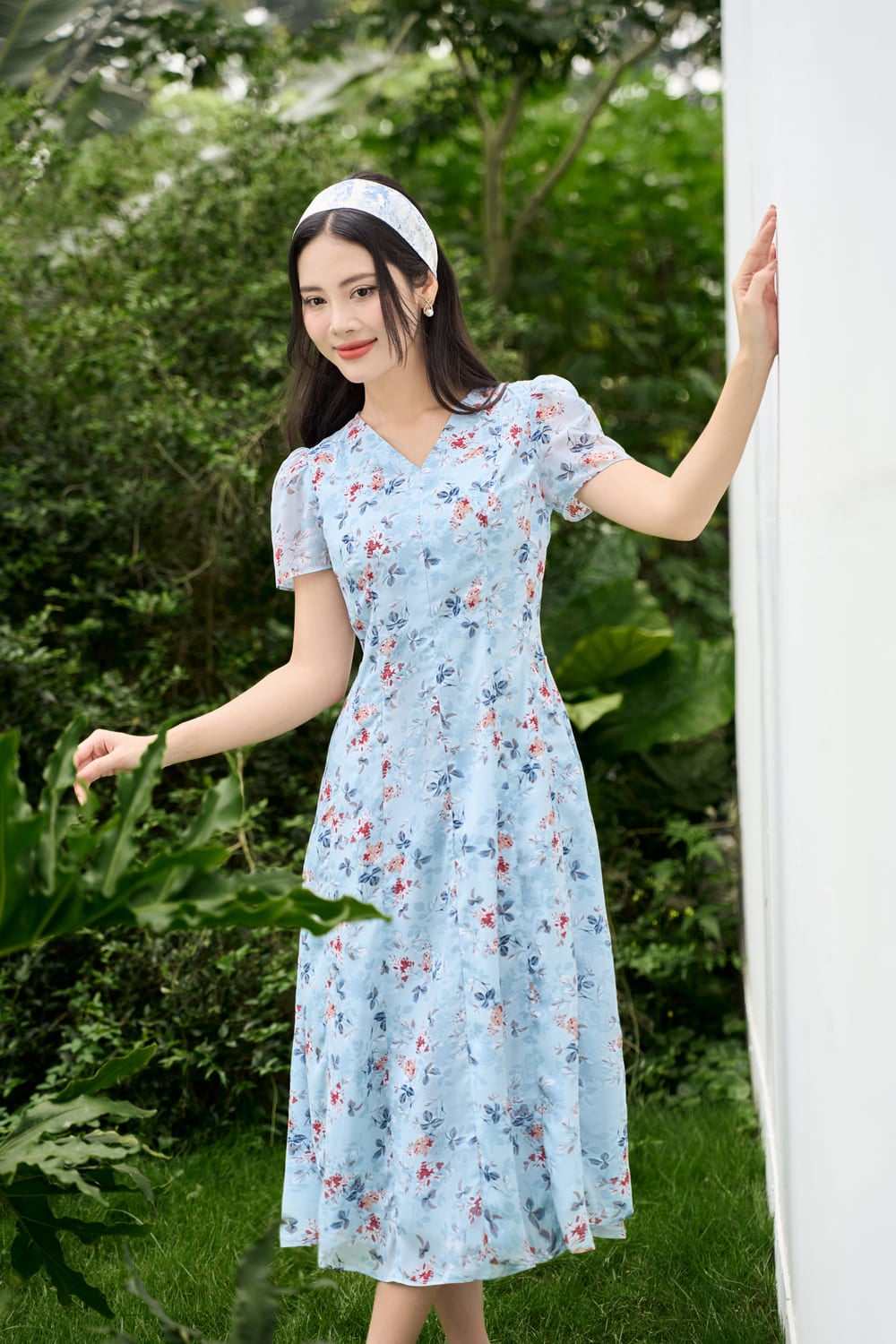 Váy maxi hoa nhí dễ phối trong tủ đồ con nhộng