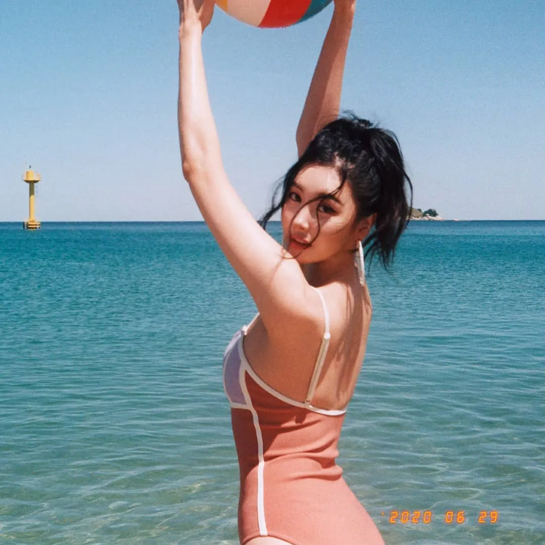 Phối bikini một mảnh màu cam với áo khoác xuyên thấu
