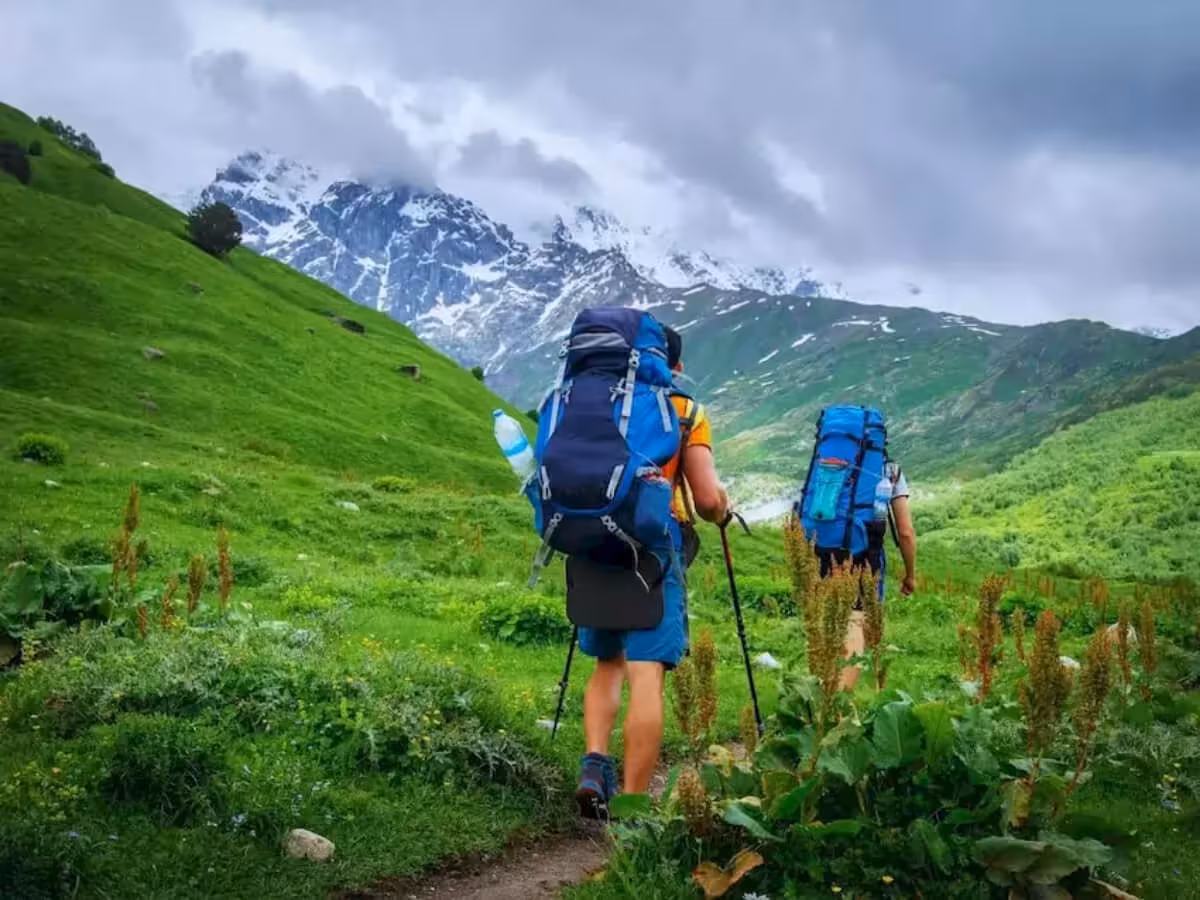 Trekking là hình thức đi bộ đường dài qua địa hình hoang sơ