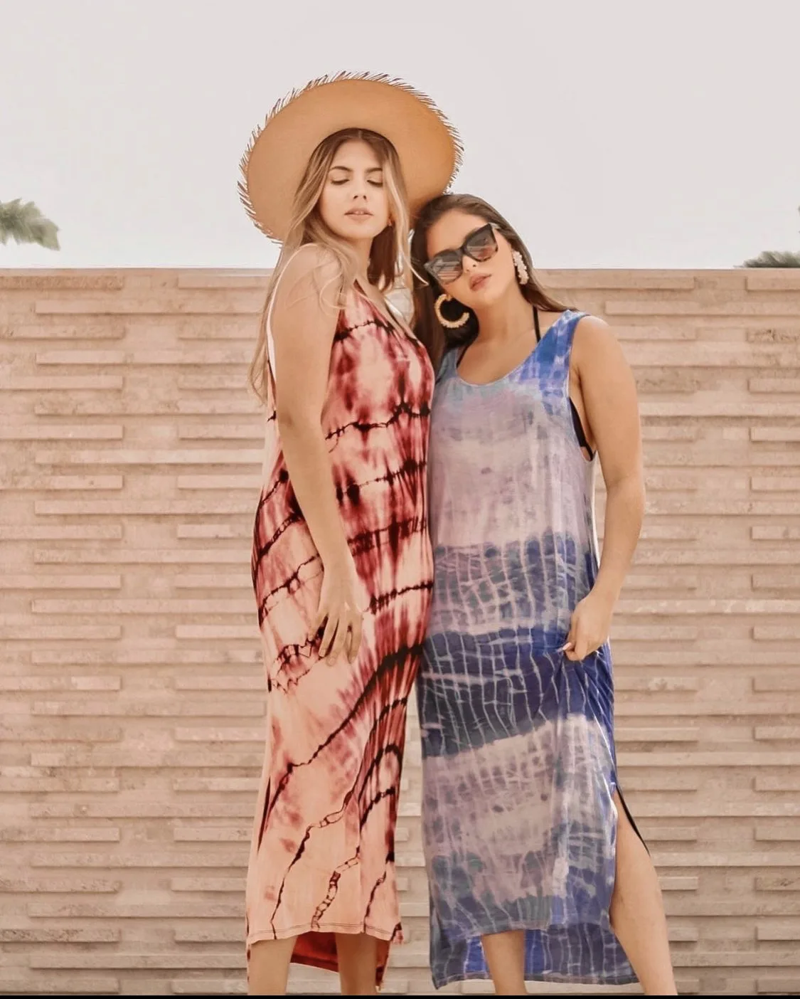Váy đi biển tie-dye màu xanh và đỏ
