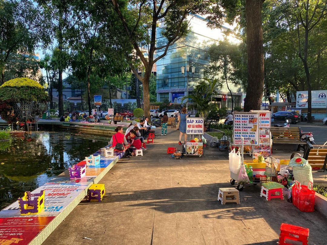 Hàng quán nhộn nhịp ở hồ Con Rùa