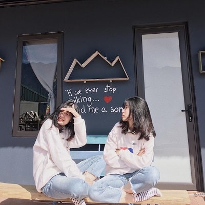 Áo nỉ mỏng và quần baggy cho outfit thoải mái ở Sapa mùa xuân