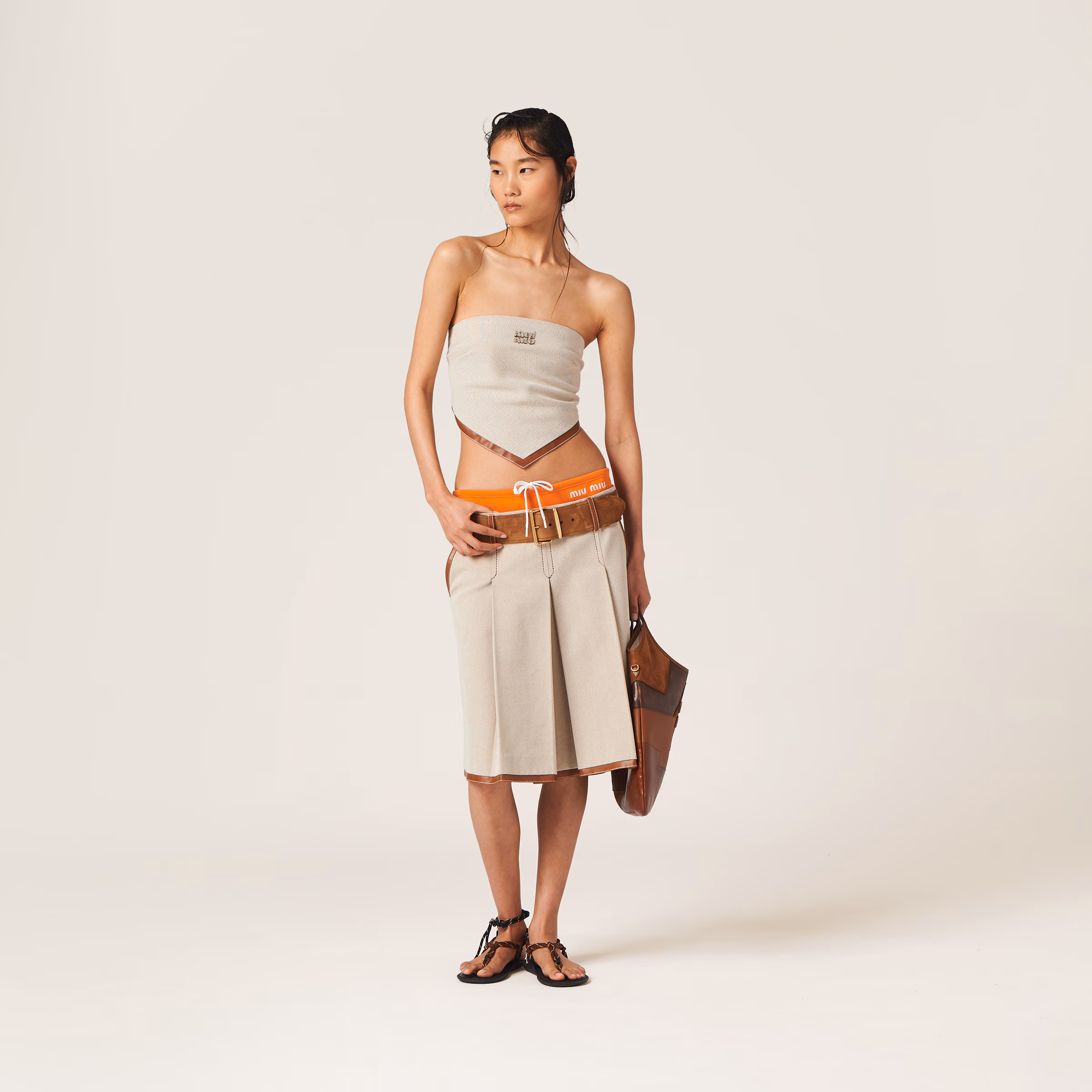 Scarf top họa tiết nhiệt đới mang lại trẻ trung và gợi cảm