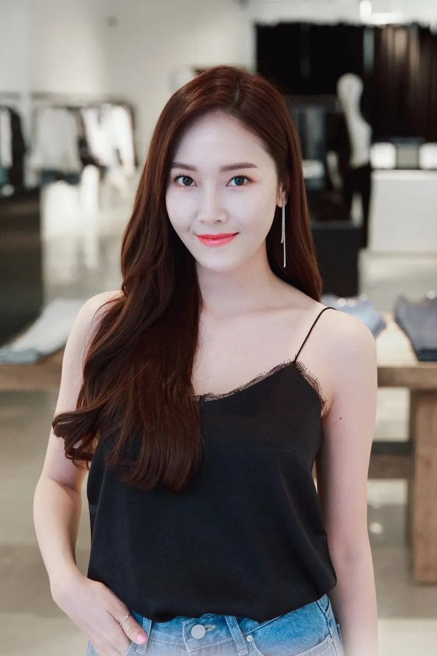 Chất liệu ren mang lại sự nữ tính và tinh tế cho trang phục du lịch