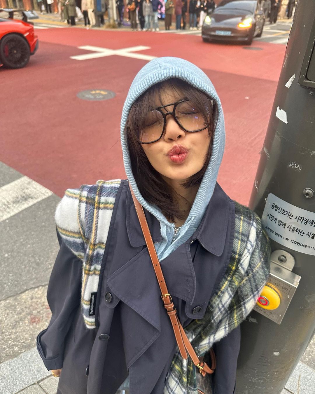 Lisa với trench coat và phụ kiện thời trang
