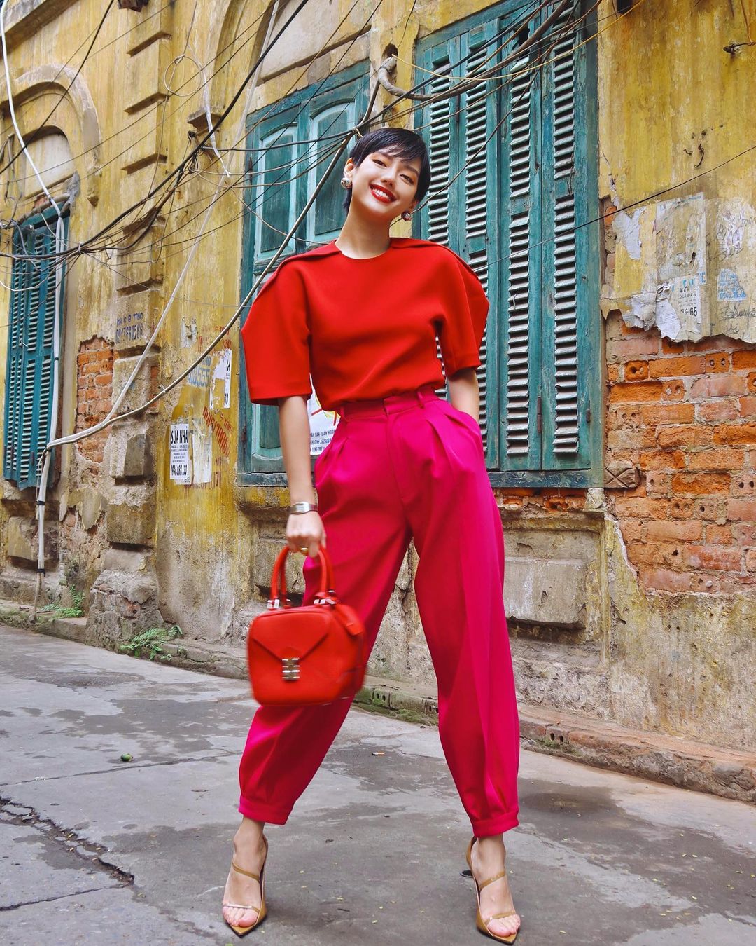 Phối đồ thời trang du lịch màu sắc