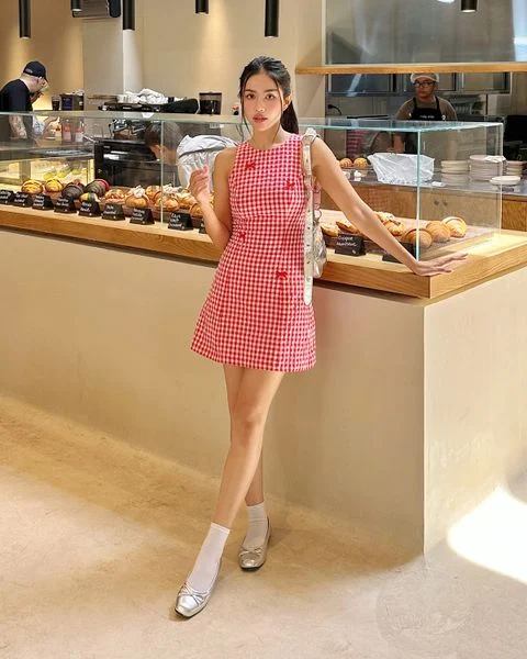 Đầm mini form A sát nách đính nơ thân trước