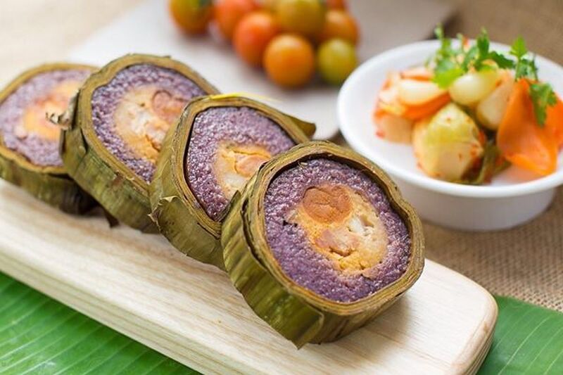 Bánh tét lá cẩm làm quà