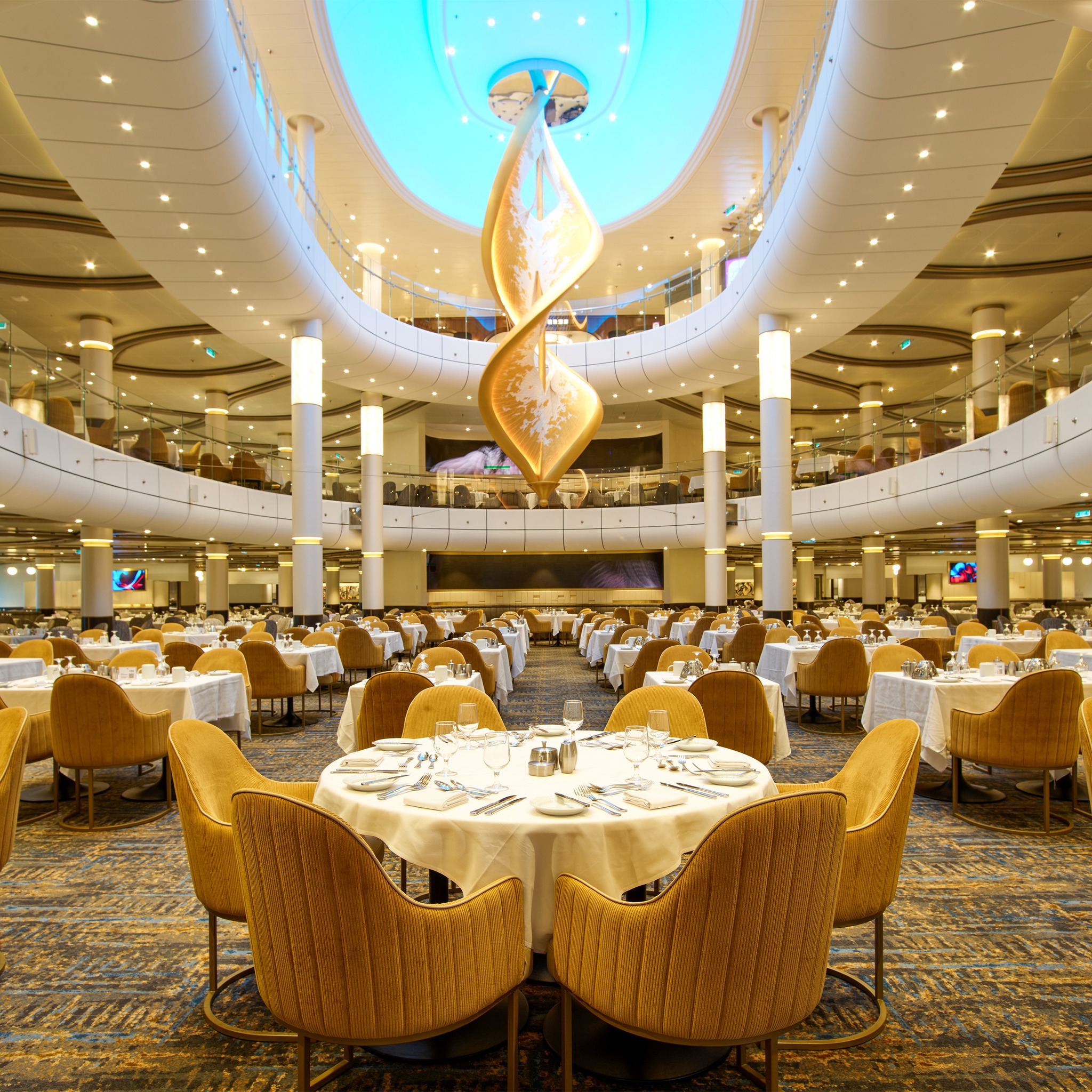 Không gian ăn uống trên tàu