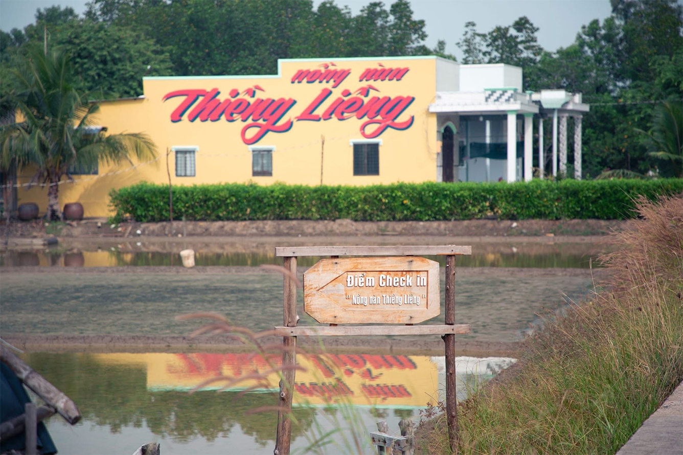 Mái nhà đơn sơ ven sông