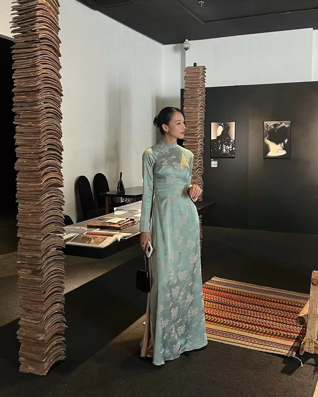 Phương Khánh diện áo dài gấm xanh ngọc