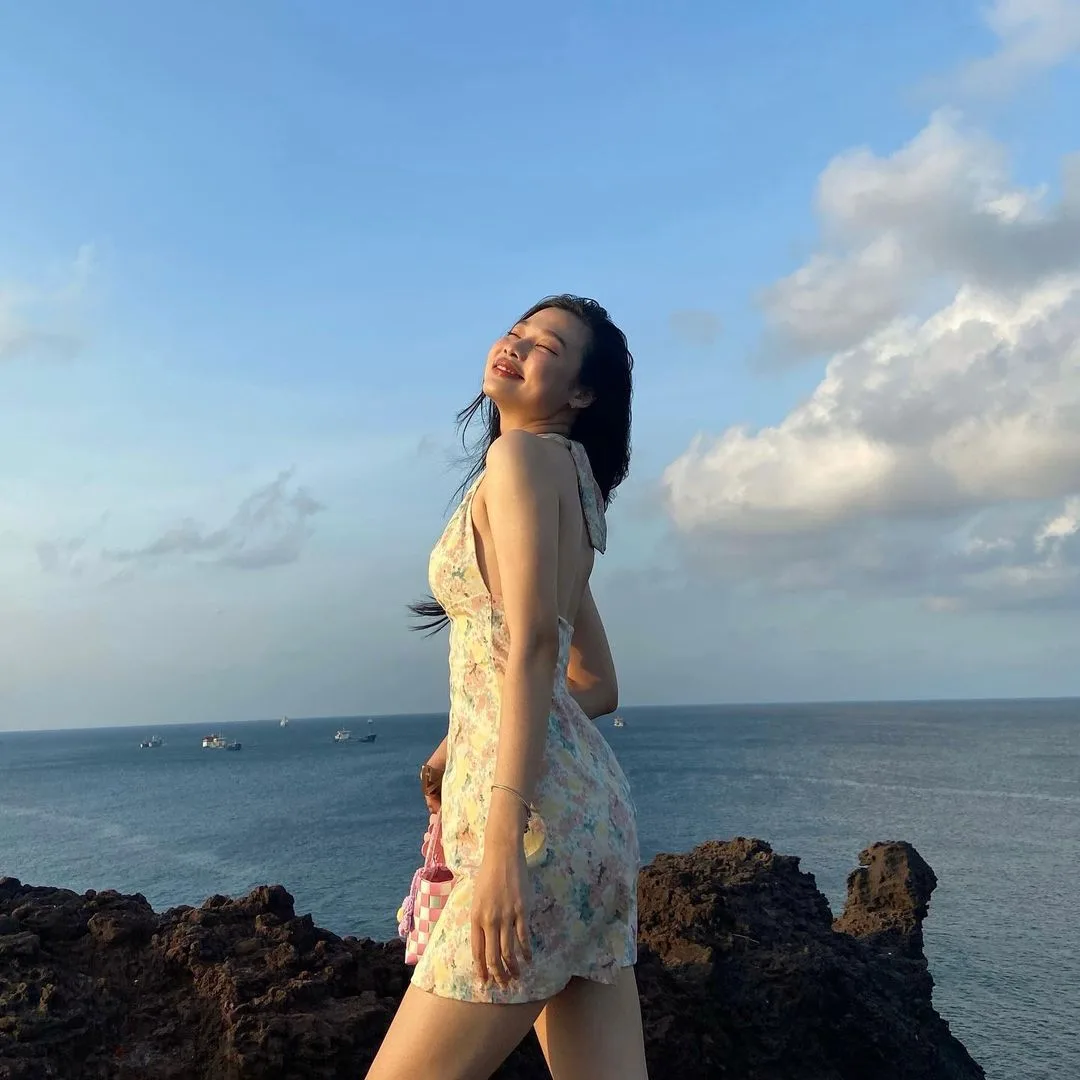Mẫu váy hoa nhí cổ chữ V nhẹ nhàng phù hợp cho những buổi chiều dạo biển