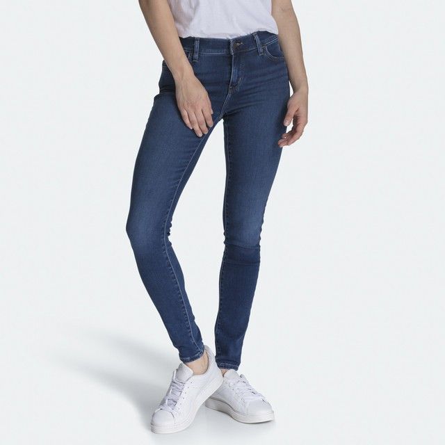 Bản phối kinh điển quần jeans và áo trắng