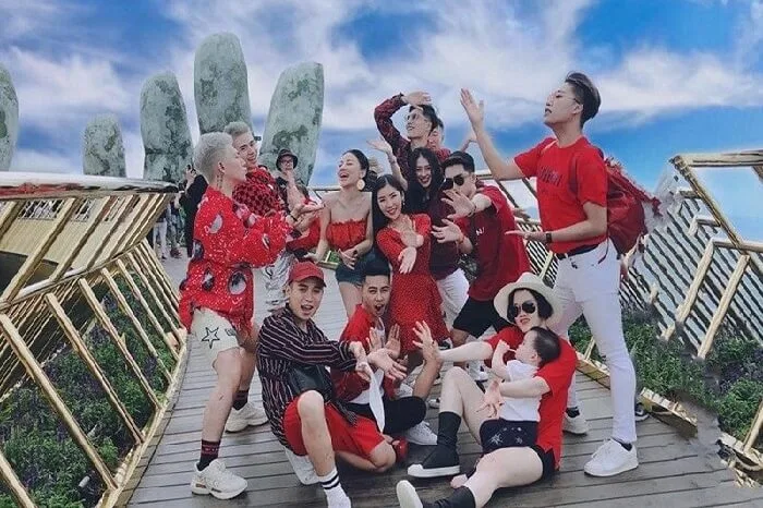 Outfit du lịch Đà Nẵng đẹp cho cặp đôi và nhóm