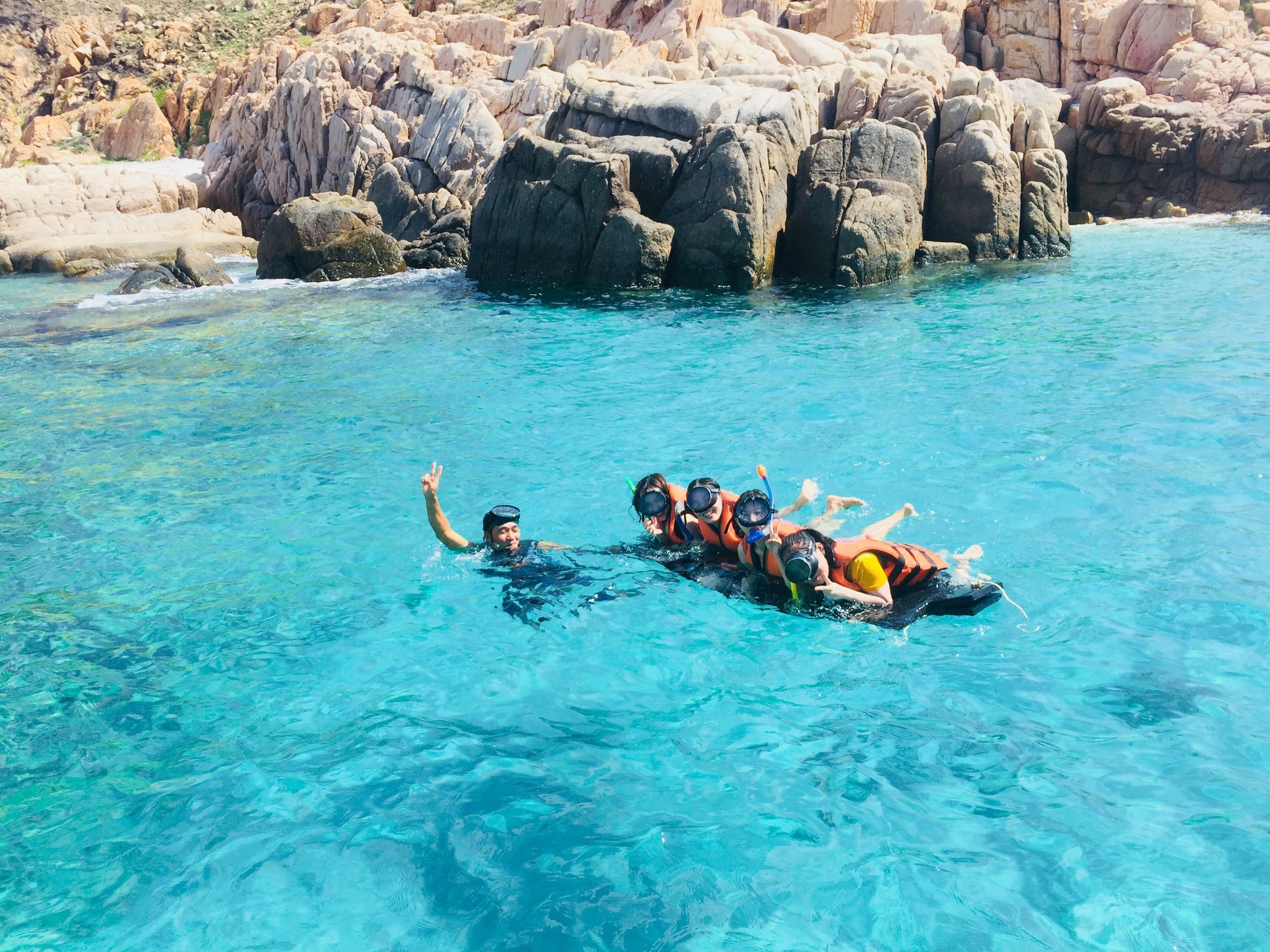 Vịnh biển ôm núi đá