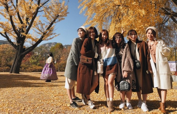 Outfit mùa thu Hàn Quốc với layering ấm áp