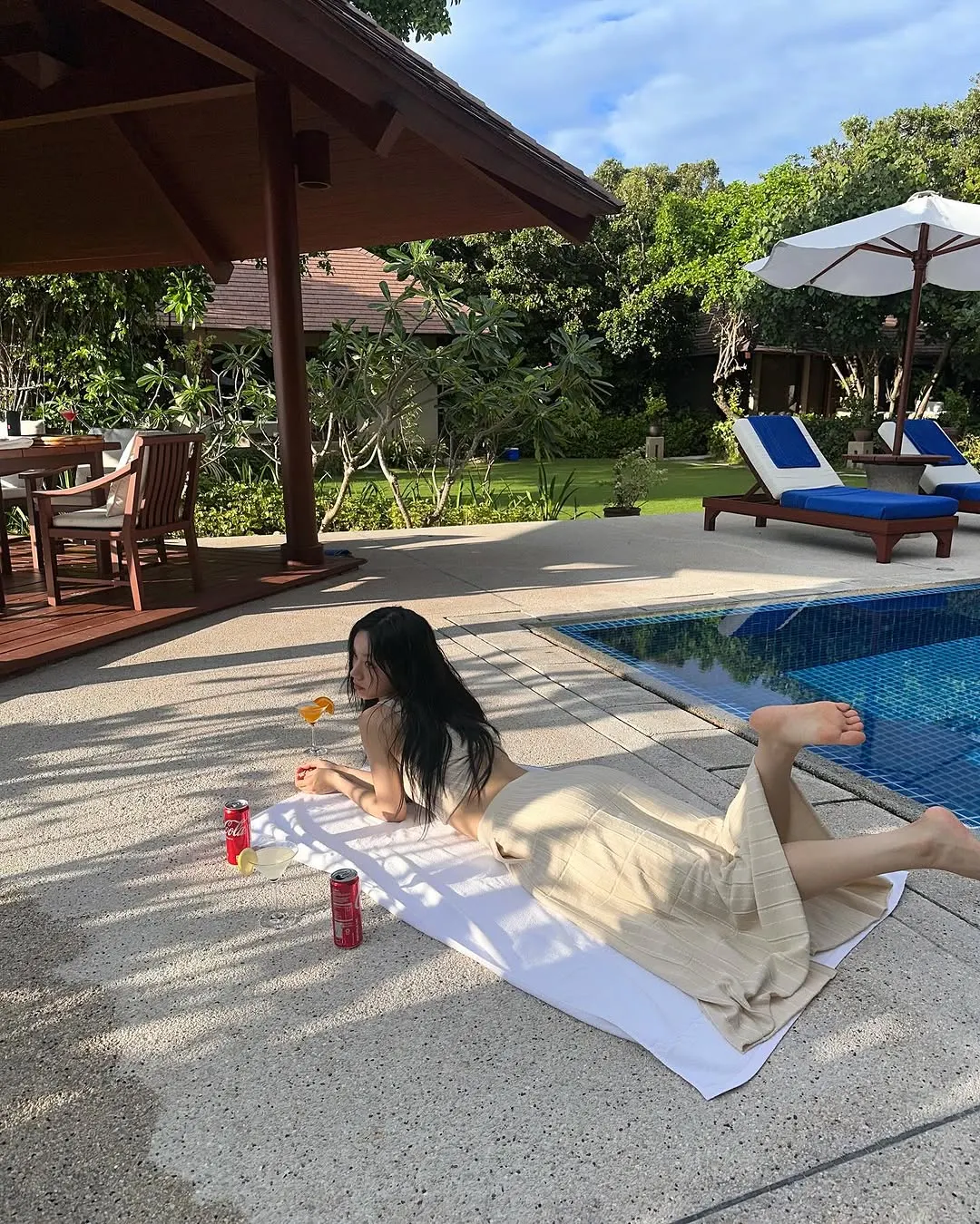 Phối đồ đi biển chuẩn sao Hàn với áo ngắn và váy tennis