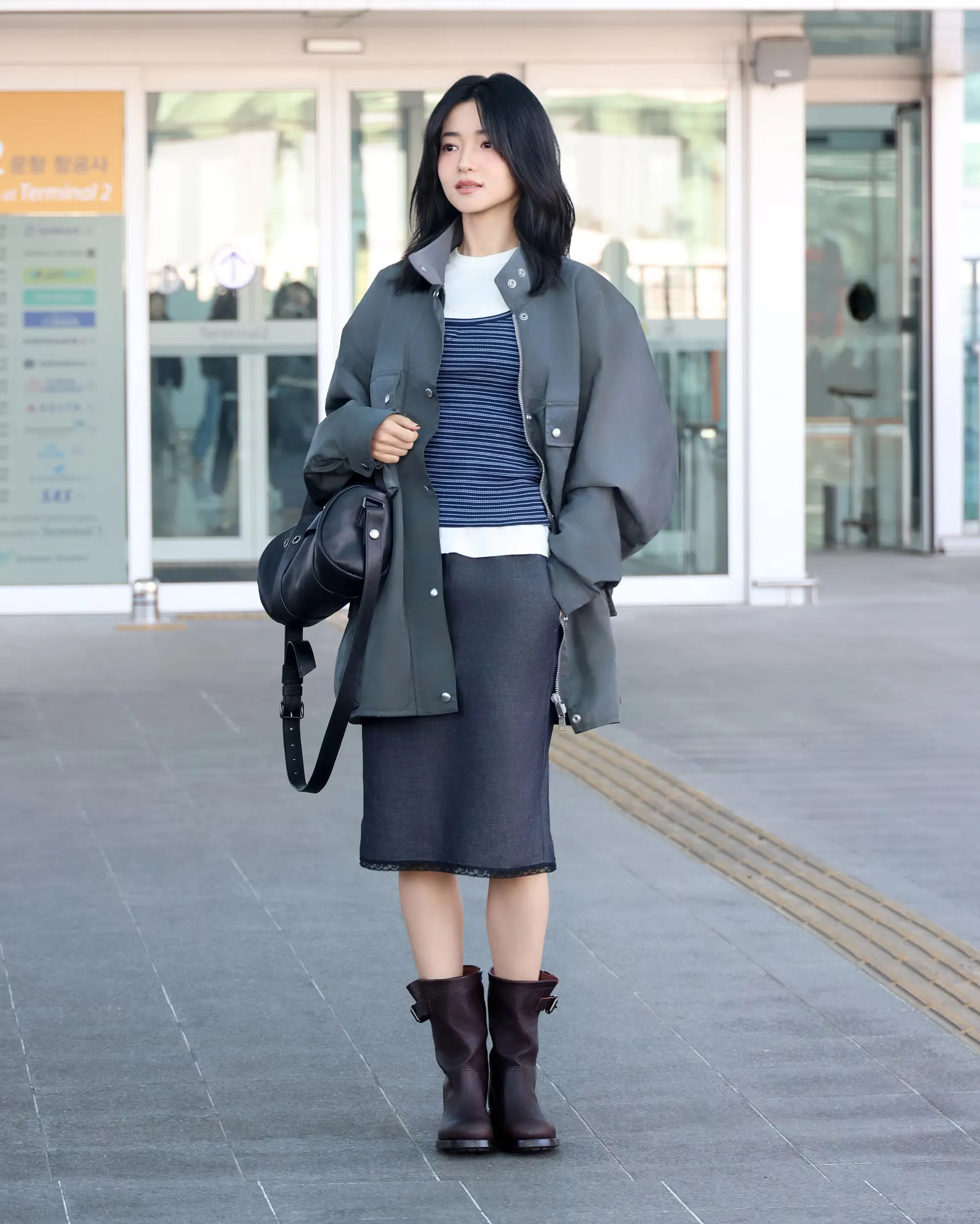 Kim Tae-ri với váy tối giản