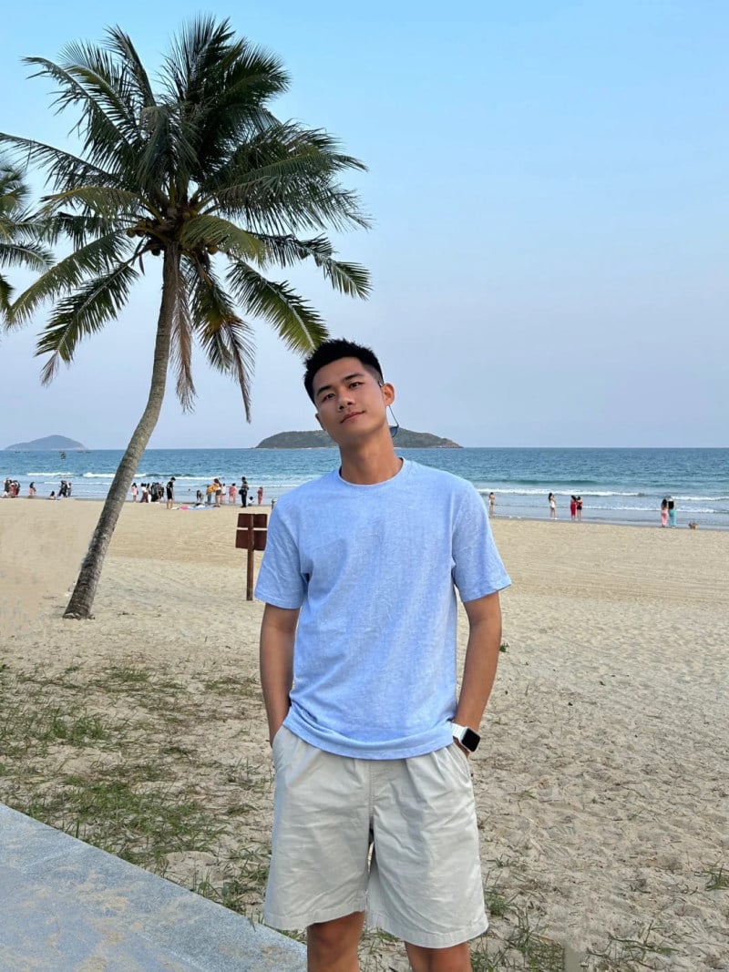 Set áo phông quần short sandal cho nam đi du lịch