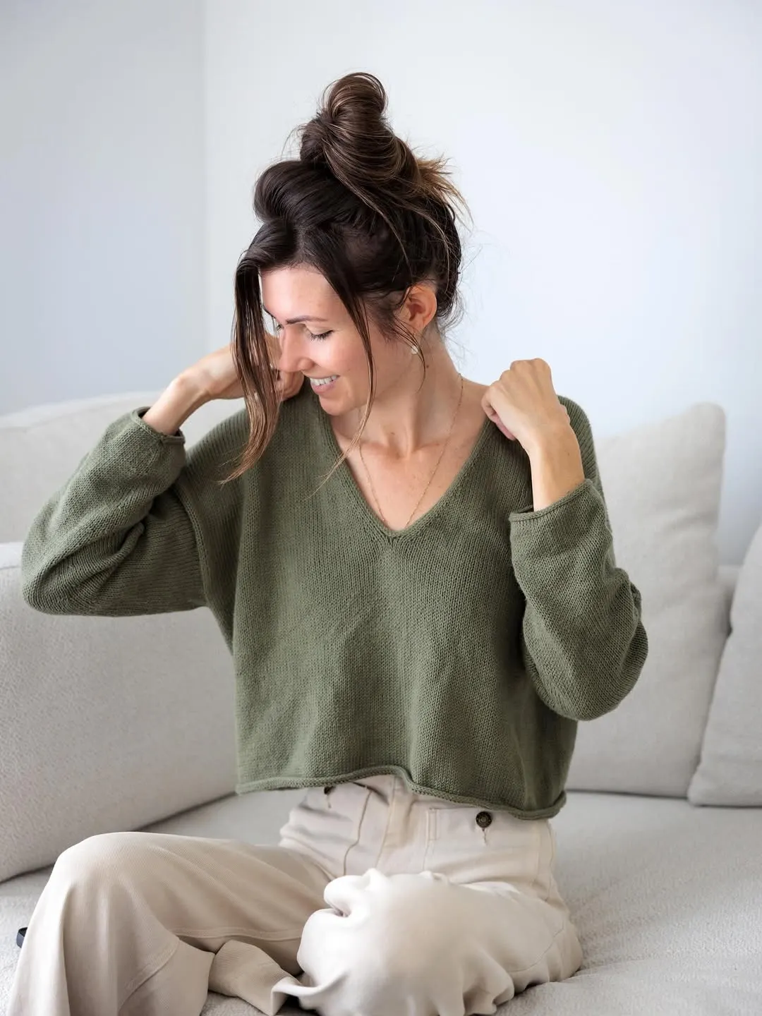 Những chiếc áo len với chất liệu mỏng nhẹ có thể đi cùng tủ đồ của bạn quanh năm.